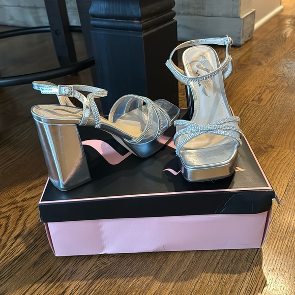 Nina Shoes - Nina Sevyn Platform Sandal Heels - SILVER METALLIC (7.5)